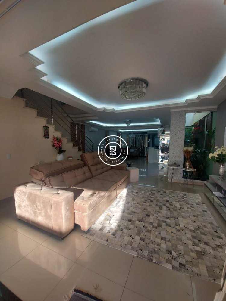 CASA COM 03 SUTES, MOBILIADA E DECORADA