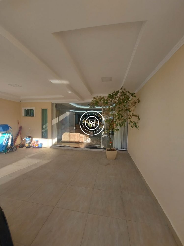 CASA COM 03 SUTES, MOBILIADA E DECORADA