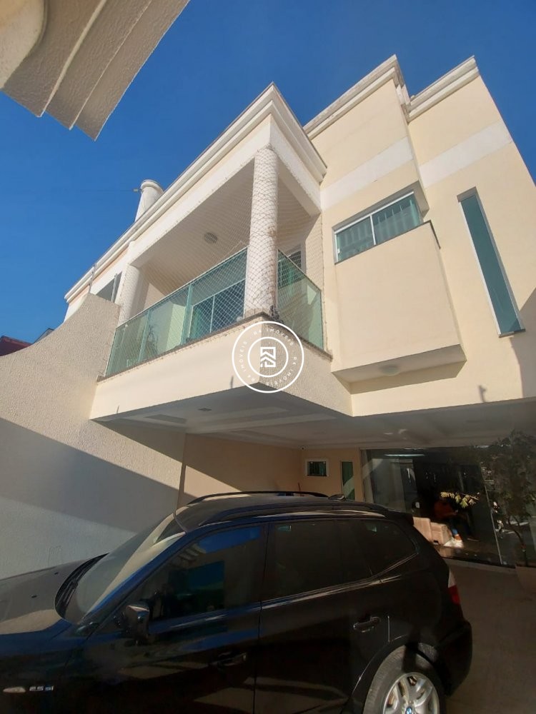 CASA COM 03 SUTES, MOBILIADA E DECORADA