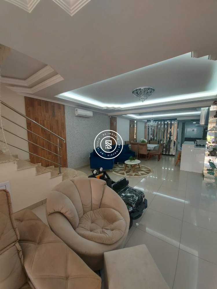 CASA COM 03 SUTES, MOBILIADA E DECORADA