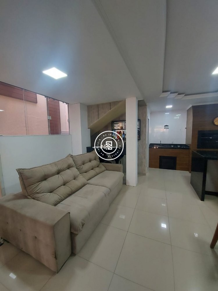 CASA COM 03 SUTES, MOBILIADA E DECORADA