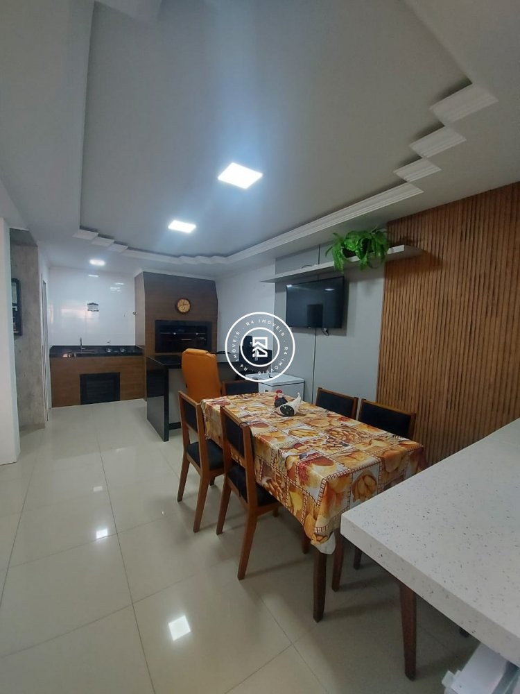 CASA COM 03 SUTES, MOBILIADA E DECORADA