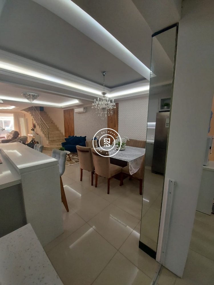 CASA COM 03 SUTES, MOBILIADA E DECORADA