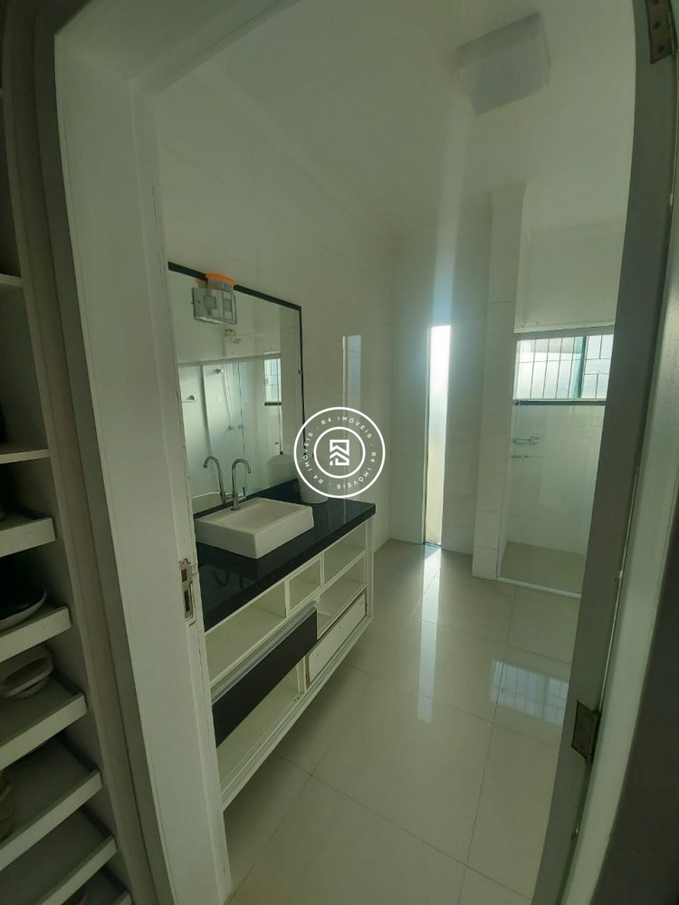 CASA COM 03 SUTES, MOBILIADA E DECORADA