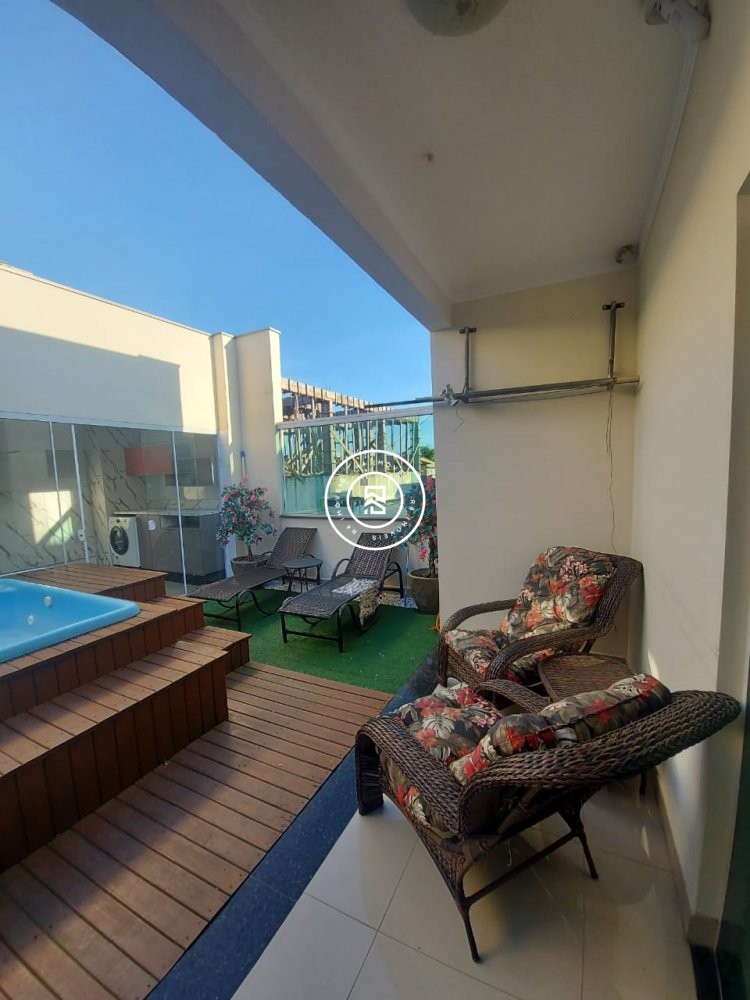 CASA COM 03 SUTES, MOBILIADA E DECORADA