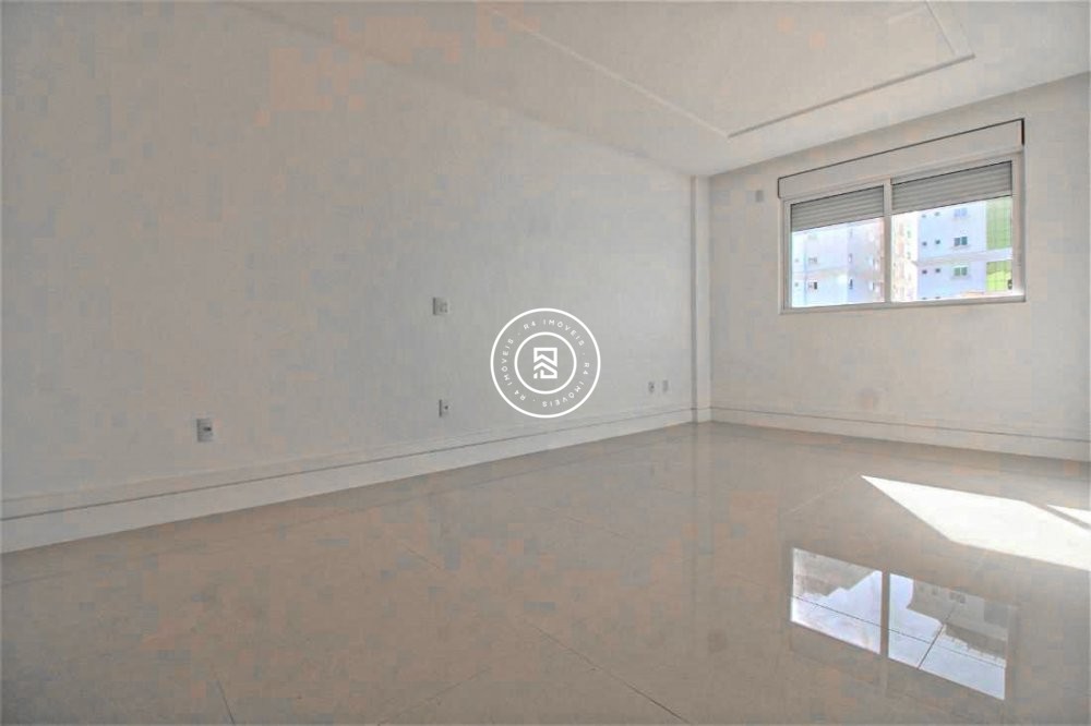 P� NA AREIA COM TR�S SU�TES