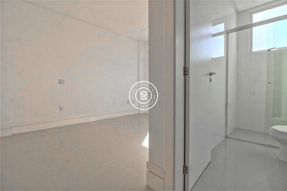 P� NA AREIA COM TR�S SU�TES