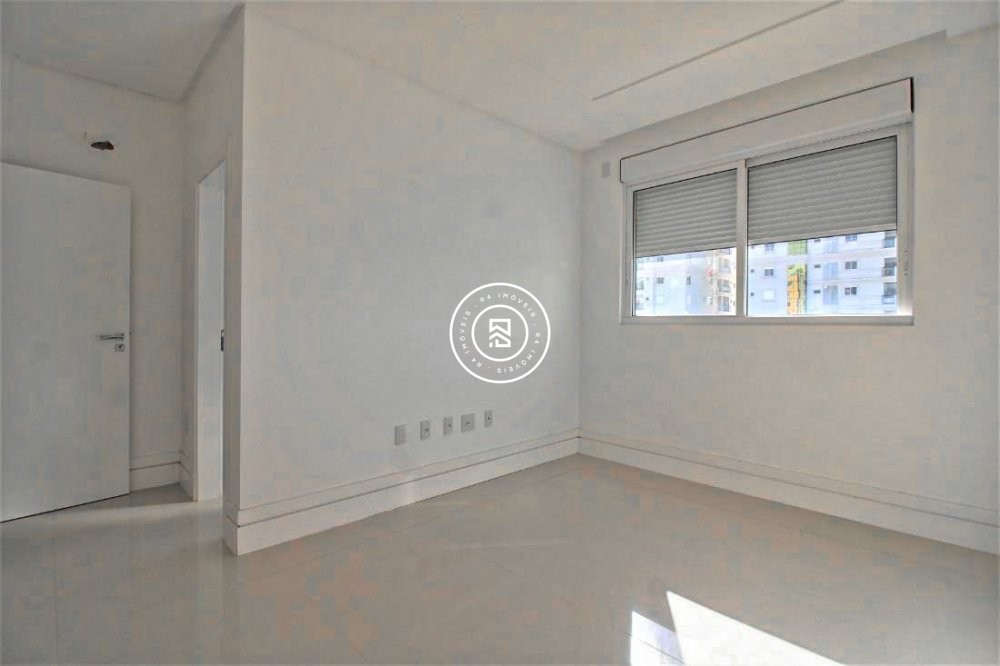 P� NA AREIA COM TR�S SU�TES