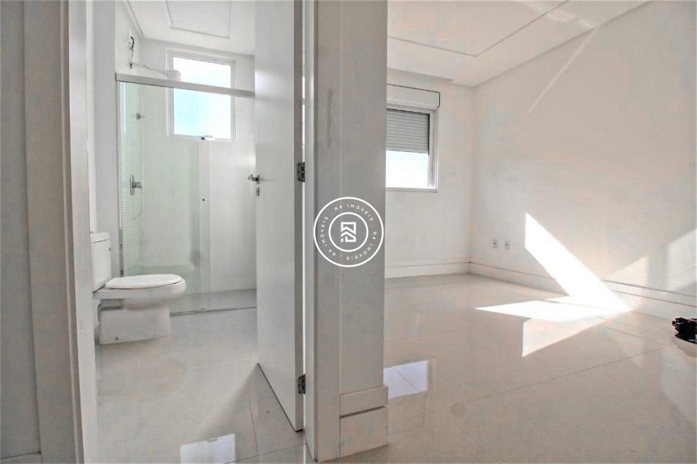 P� NA AREIA COM TR�S SU�TES