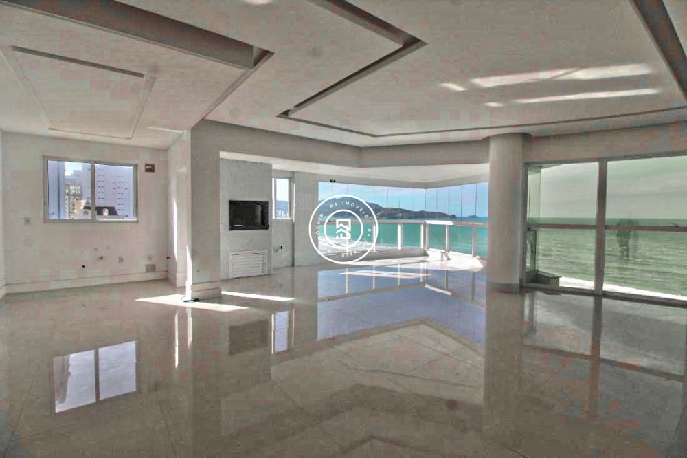 P� NA AREIA COM TR�S SU�TES