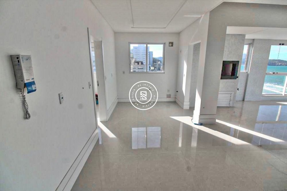 P� NA AREIA COM TR�S SU�TES