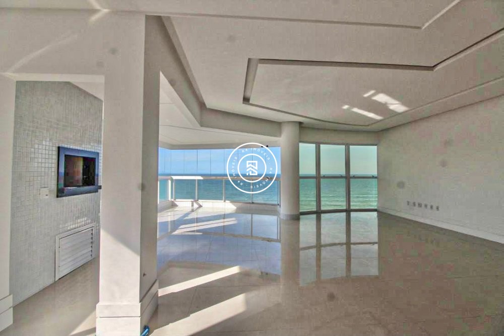 P� NA AREIA COM TR�S SU�TES