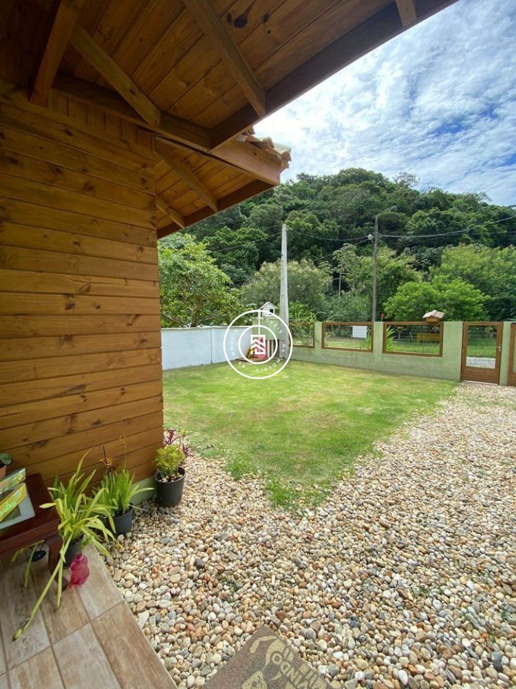 Encantadora Residncia em Bombinhas com 3 Quartos 