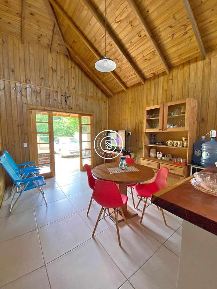 Encantadora Residncia em Bombinhas com 3 Quartos 