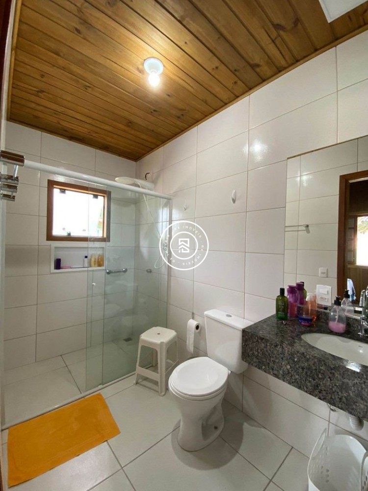 Encantadora Residncia em Bombinhas com 3 Quartos 