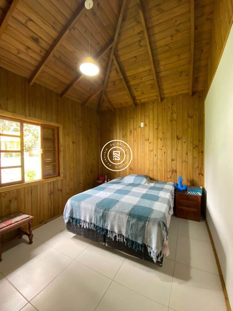 Encantadora Residncia em Bombinhas com 3 Quartos 