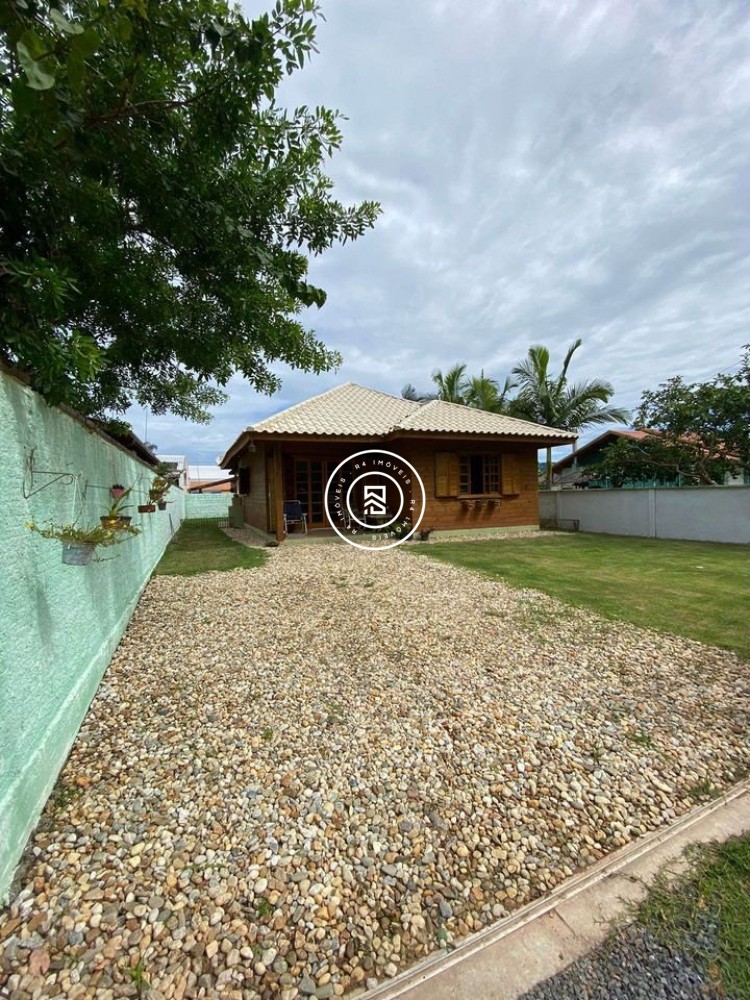 Encantadora Residncia em Bombinhas com 3 Quartos 