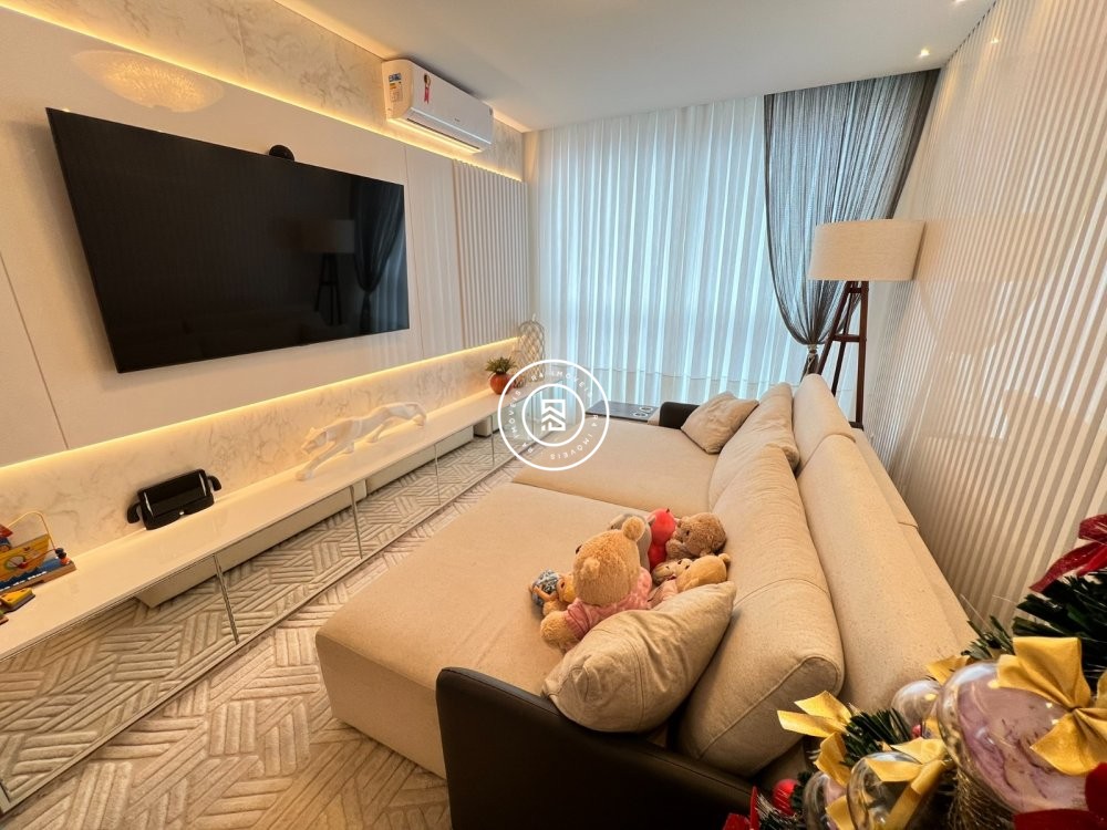 Apto com trs sutes na quadra-mar