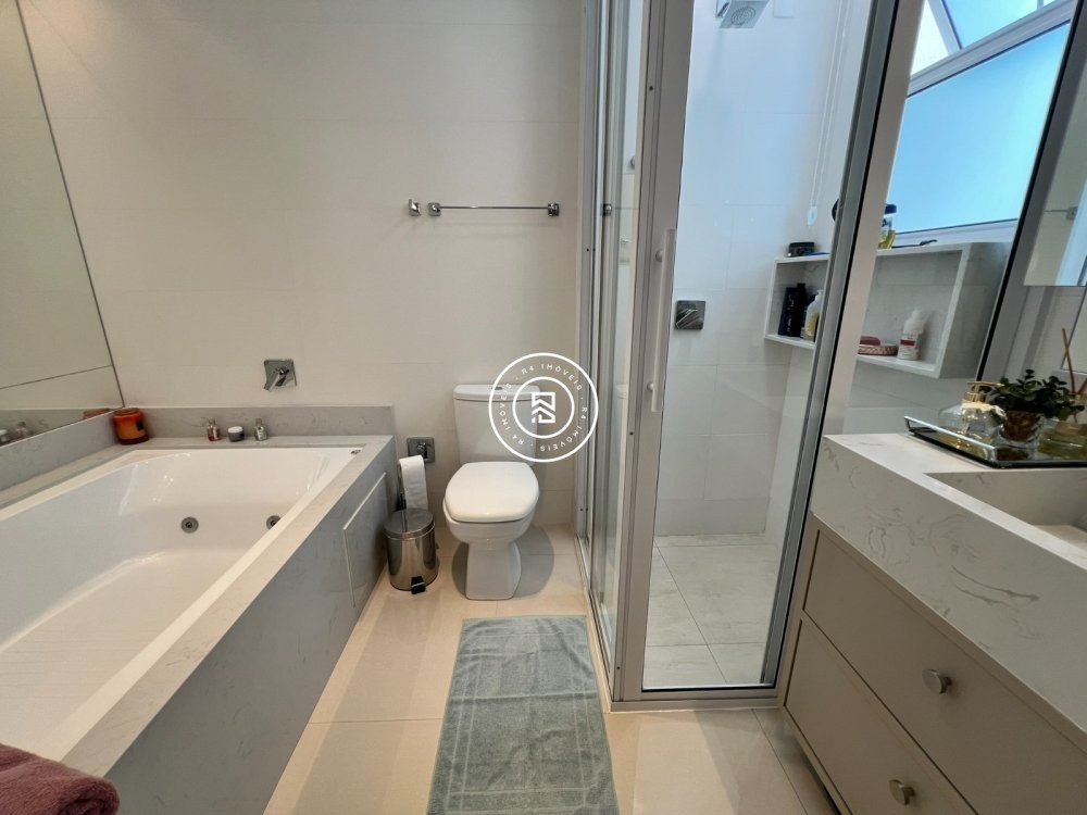 Apto com trs sutes na quadra-mar