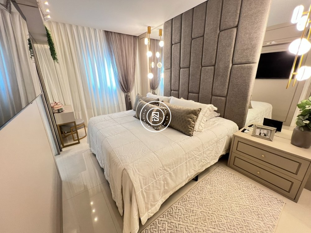 Apto com trs sutes na quadra-mar