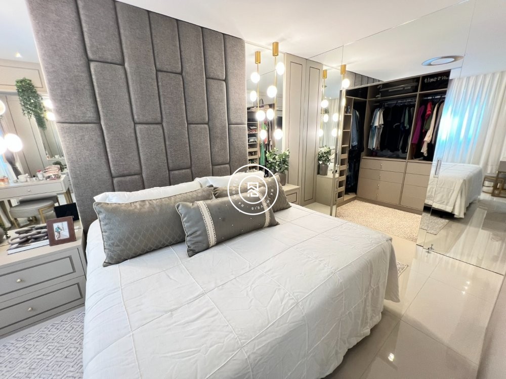 Apto com trs sutes na quadra-mar