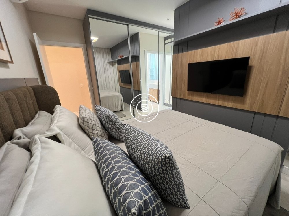 Apto com trs sutes na quadra-mar