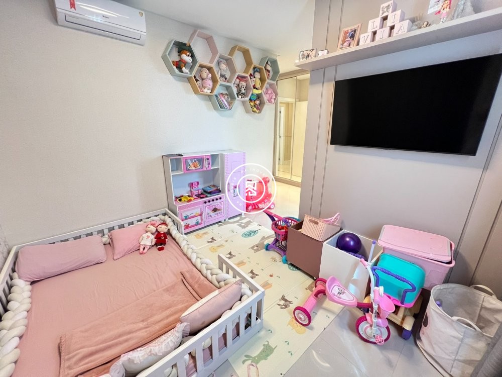 Apto com trs sutes na quadra-mar