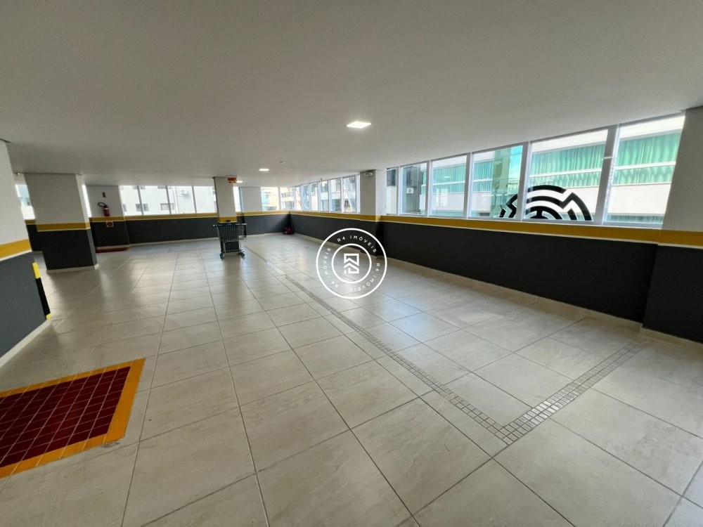 Apto com trs sutes na quadra-mar