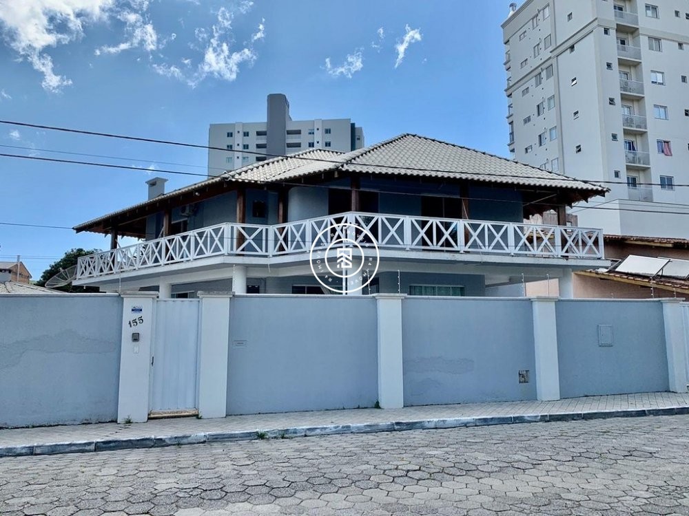 Casa com Piscina no Centro de Itapema SC