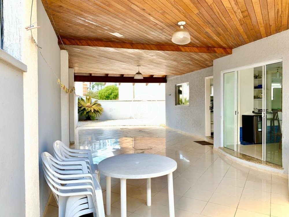 Casa com Piscina no Centro de Itapema SC