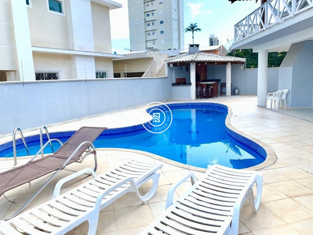 Casa com Piscina no Centro de Itapema SC