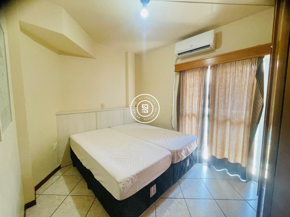 Apartamento Frente Mar em Meia Praia c/ 03 Dormito