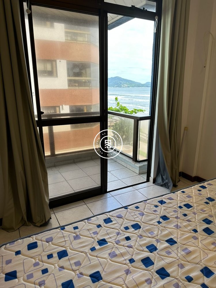 Apartamento Frente Mar, Meia Praia, 04 Dormitrios