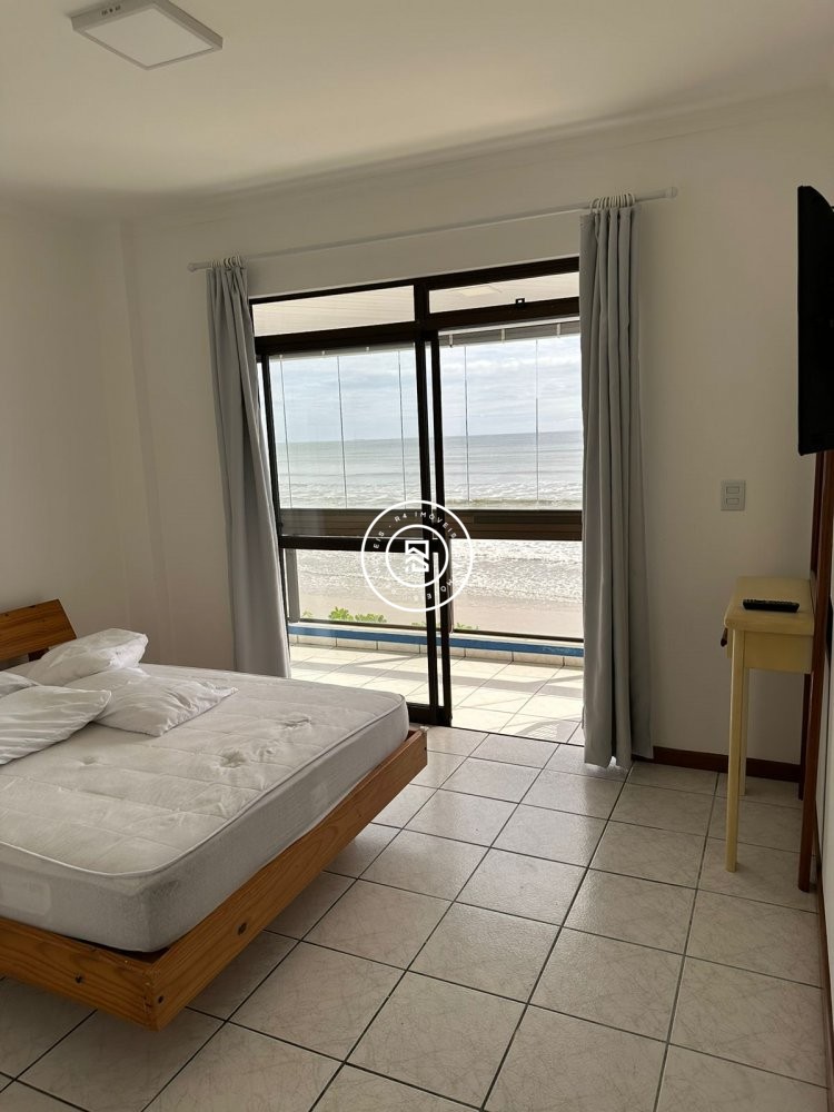 Apartamento Frente Mar, Meia Praia, 04 Dormitrios