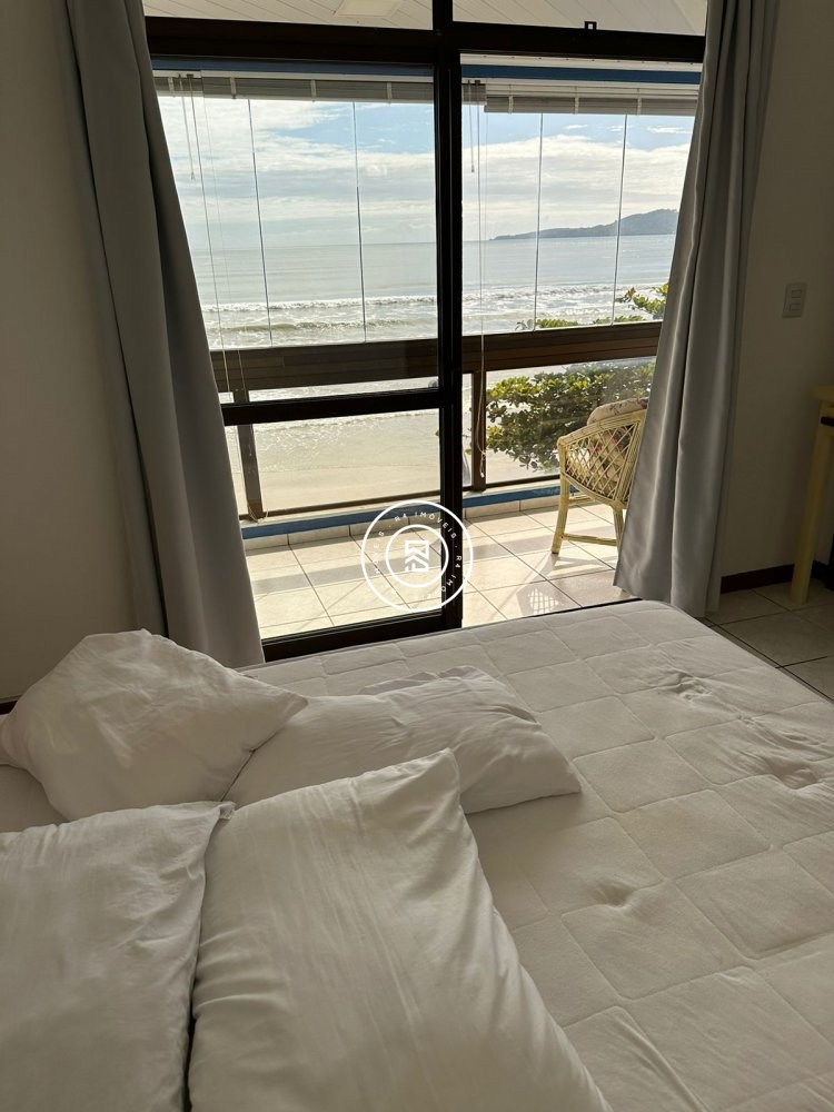 Apartamento Frente Mar, Meia Praia, 04 Dormitrios