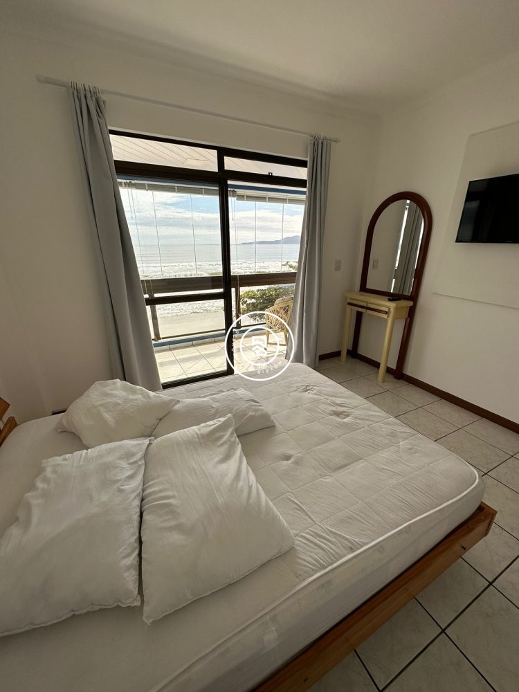 Apartamento Frente Mar, Meia Praia, 04 Dormitrios