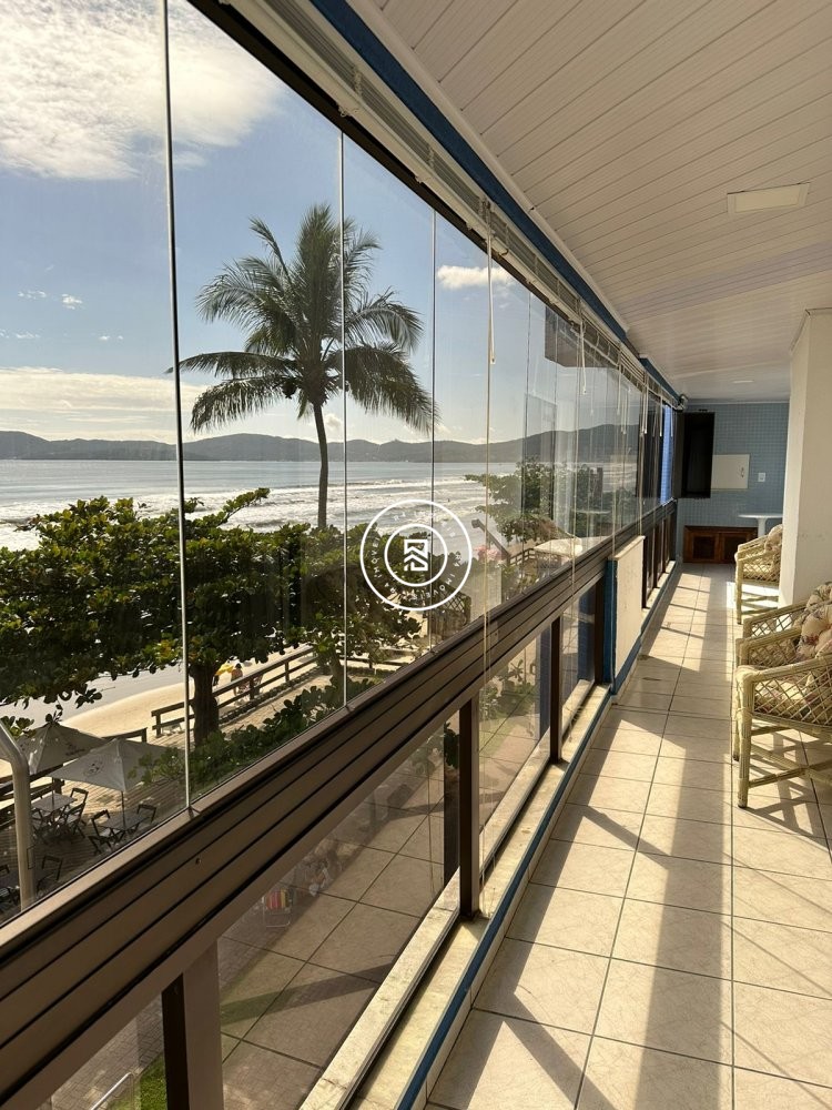 Apartamento Frente Mar, Meia Praia, 04 Dormitrios