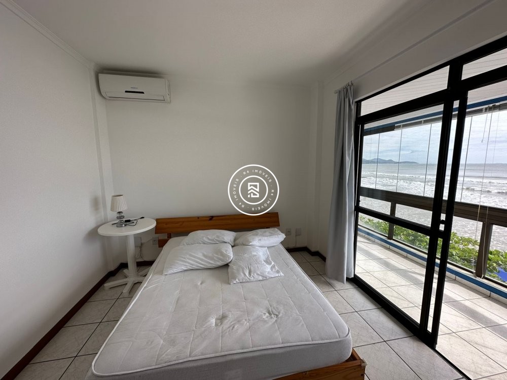 Apartamento Frente Mar, Meia Praia, 04 Dormitrios