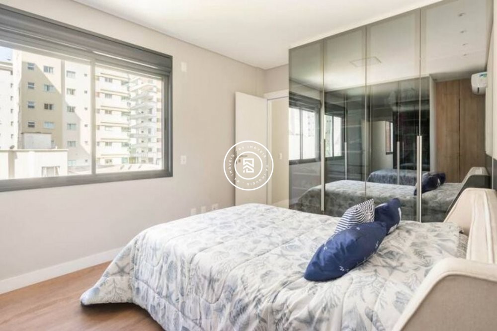 Apto finamente mobiliado na quadra mar