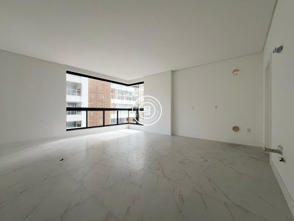 Apartamento novo no corao da Meia Praia