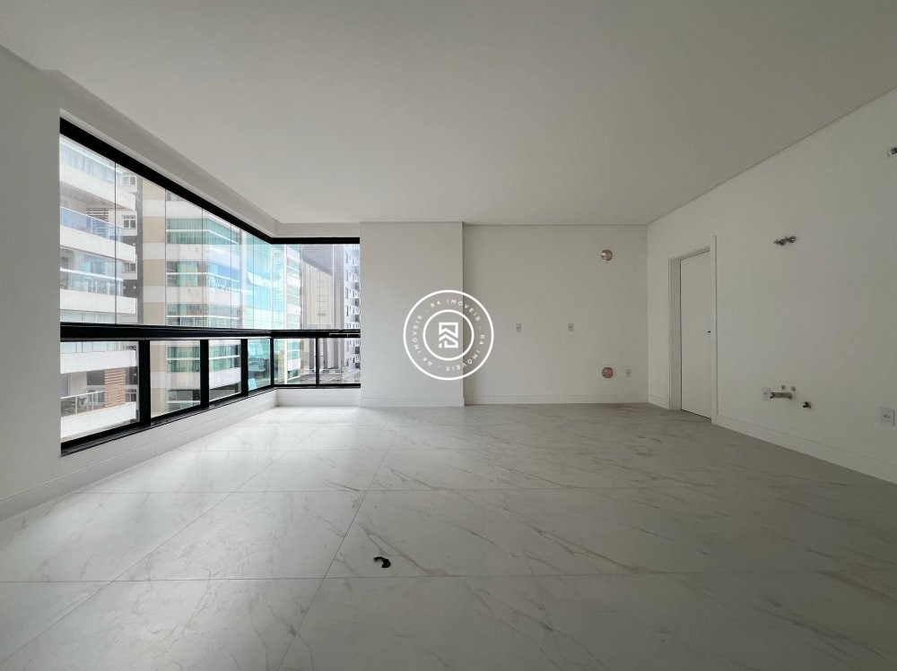 Apartamento novo no corao da Meia Praia