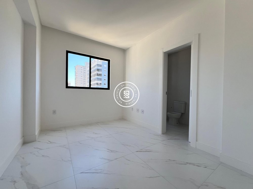 Apartamento novo no corao da Meia Praia