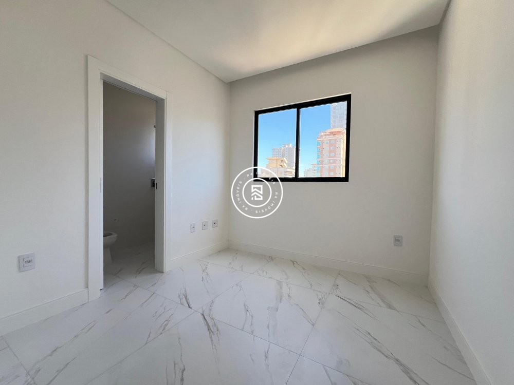 Apartamento novo no corao da Meia Praia
