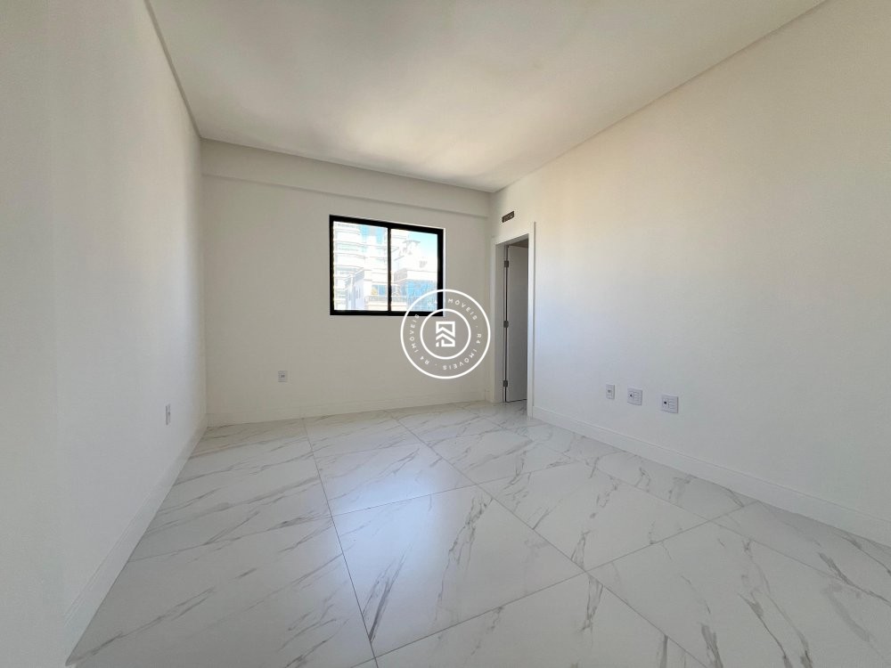 Apartamento novo no corao da Meia Praia