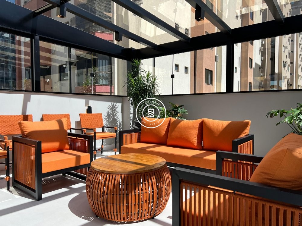 Apartamento novo no corao da Meia Praia