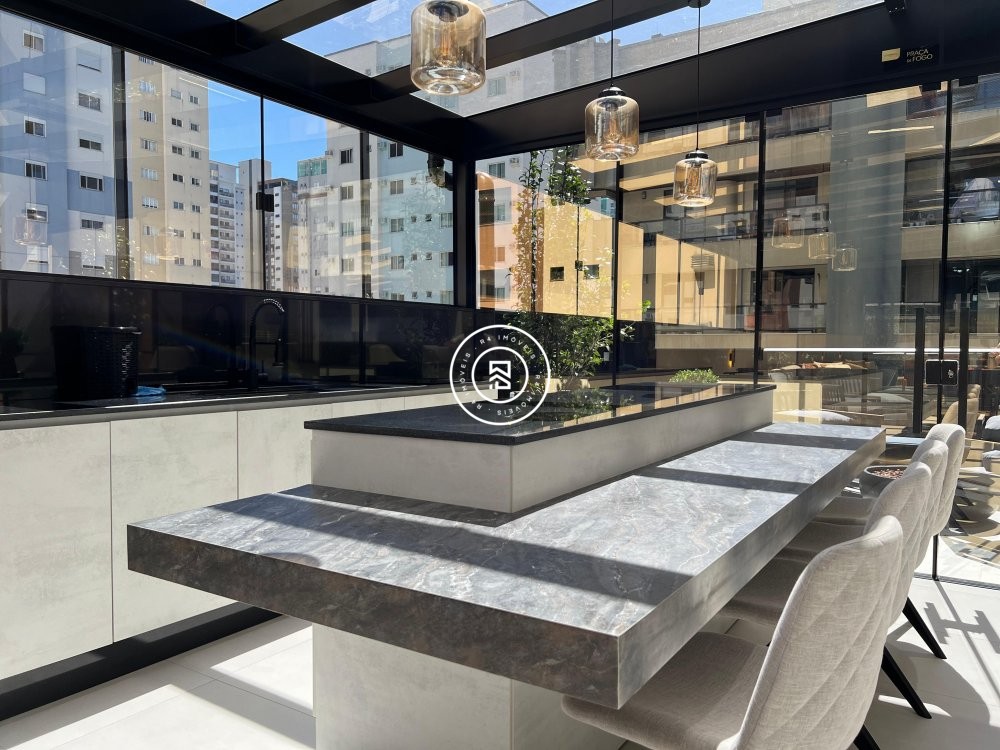 Apartamento novo no corao da Meia Praia