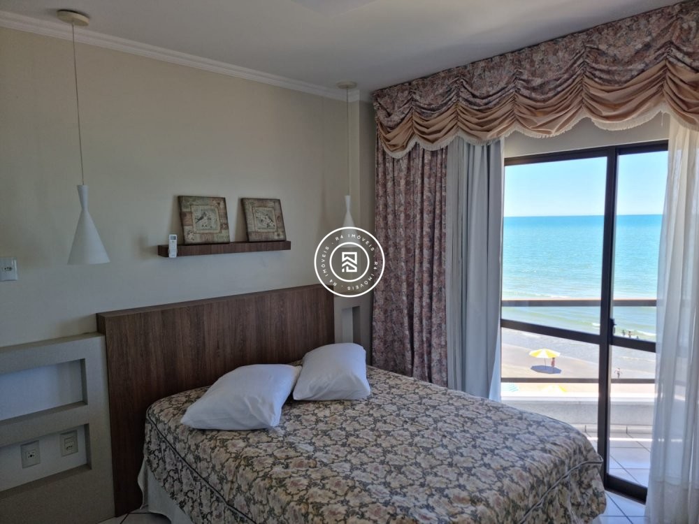 Apartamento Frente Mar, Meia Praia, 04 Dormit�rios