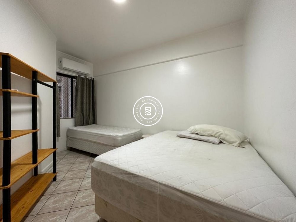 Cobertura em Meia Praia, 04 quartos