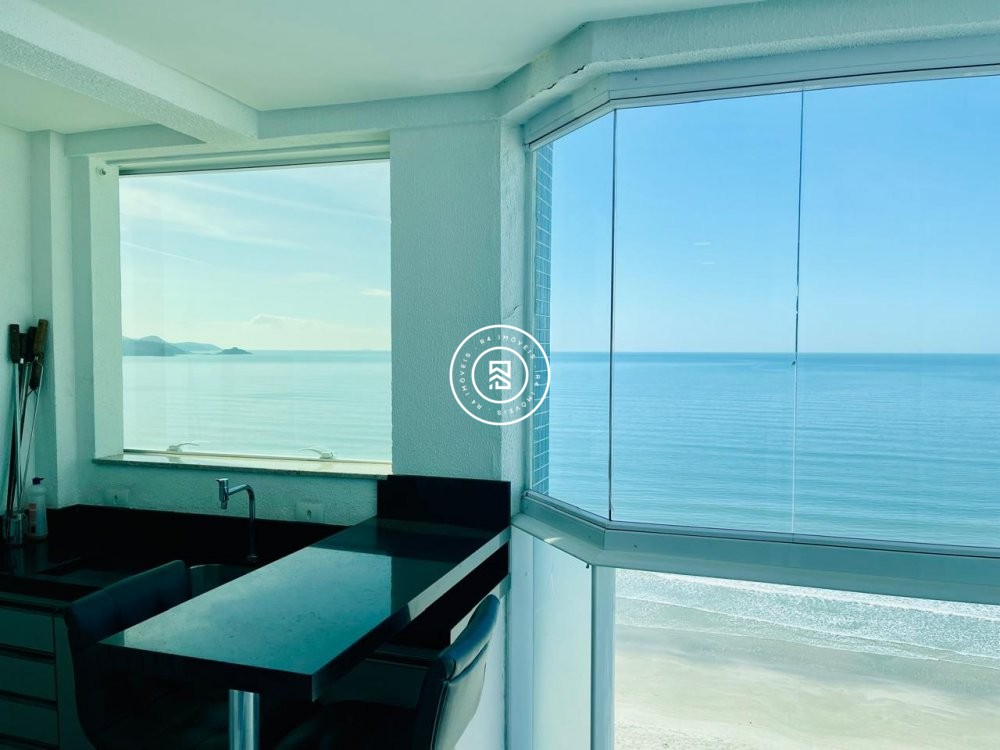 Apartamento Vista mar em Meia Praia, 03 suites