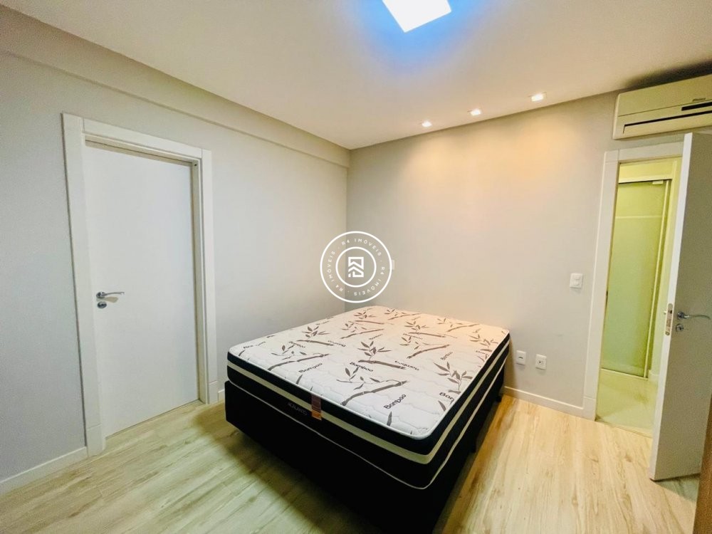 Apartamento Vista mar em Meia Praia, 03 suites